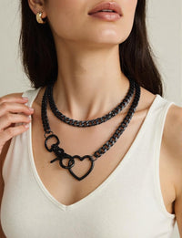 Choker mit Herzschlaufe und Kettenanhänger